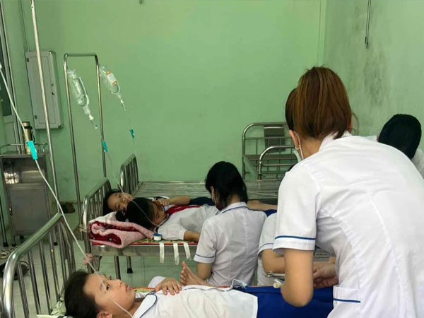 23 học sinh bất ngờ nôn, khó thở vì chất lạ trong bình nước ở trường