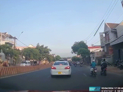 'Vật thể lạ' từ trên trời rơi thủng nắp capo ô tô, 'hạ gục' 1 người đi đường: Hoảng hồn khi xem lại camera