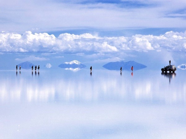 Check-in cánh đồng muối tựa gương phản chiếu kỳ ảo ở Bolivia