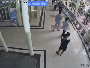 Nam bảo vệ bệnh viện vừa bế vừa chạy kịp thời đưa một người bất tỉnh vào cấp cứu