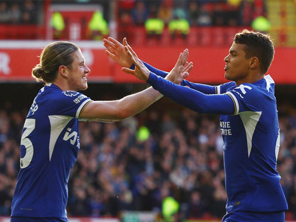 Chelsea đánh rơi chiến thắng phút bù giờ