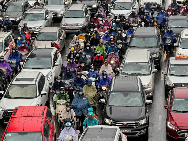 Người Hà Nội vất vả đi làm ngày đầu tuần vì mưa phùn, đường phố ùn tắc