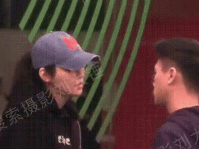 Siêu mẫu Hề Mộng Dao và Hà Du Quân cãi nhau ngoài đường, netizen nhận xét: 1 người nóng, 1 người dỗ dành