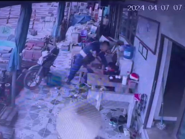 Nhân viên cây xăng đâm tài xế nhiều nhát do mâu thuẫn chỗ đỗ ôtô