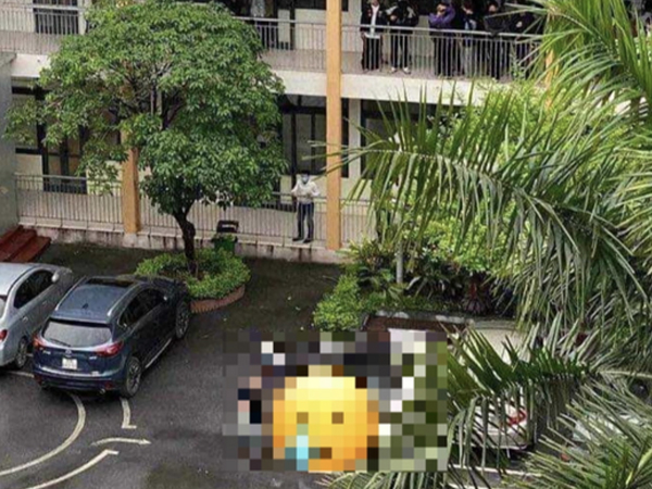 Sinh viên Đại học Công nghệ Giao thông vận tải ngã từ tầng 5 xuống sân trường