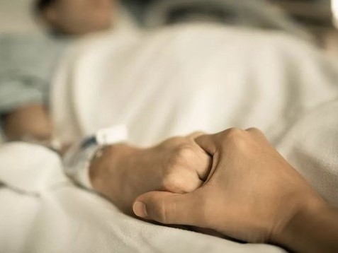 Nữ y tá chia sẻ điều hầu hết bệnh nhân nhìn thấy trước khi chết