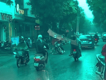 Hà Nội: Xe máy chở trẻ nhỏ phía trước bất ngờ rồ ga mất lái, lao ra giữa đường đông người gây tai nạn