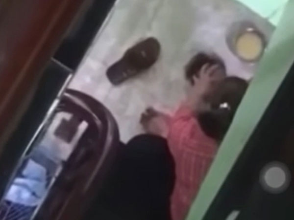 Phụ huynh bàng hoàng trước clip được lan truyền trên MXH, một trẻ mầm non bị đè dưới sàn nhà, đánh liên tục vào đầu để ép ăn