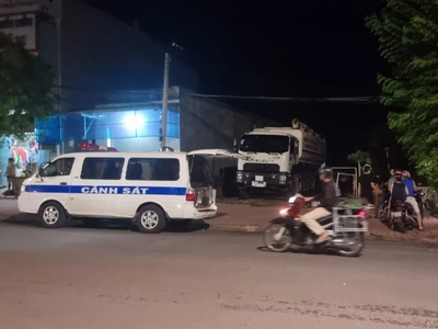 Bé trai 2 tuổi tử vong dưới bánh xe, nghi do cha ruột lùi xe cán trúng