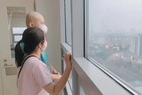 Biết bạn trai quân nhân mắc ung thư ác tính, cô gái trẻ có hành động khiến ai cũng xúc động