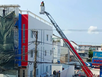 Hai người bị điện giật, mắc kẹt trên độ cao 15m