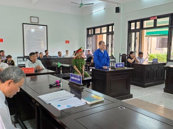 Người đàn ông 'hoang tưởng' dùng dao đâm chủ tịch phường