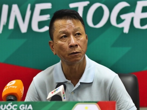 Những phát ngôn khiến HLV Văn Sỹ Sơn bị VFF và VPF 'tuýt còi'