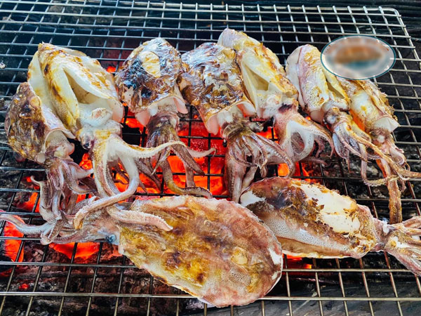 Mực đặc sản 'đi máy bay' ra Hà Nội, khách sành ăn chi tiền triệu đặt mua