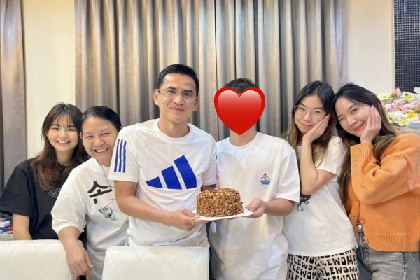 Sao HAGL bất ngờ chung khung hình với 3 cô gái xinh đẹp ở Thái Lan, dân mạng lập tức vào 'đẩy thuyền'