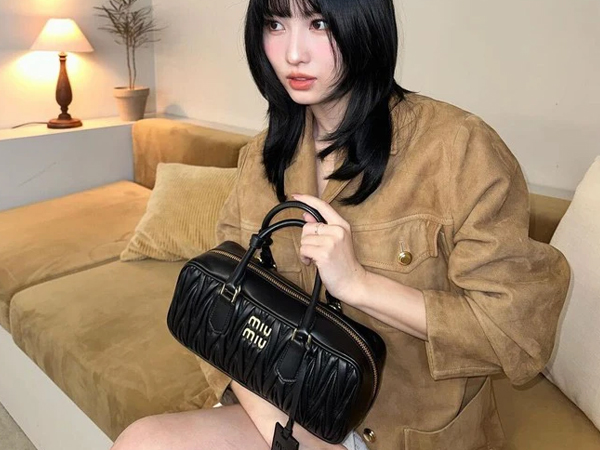 Mẫu túi tưởng 'cổ lỗ sĩ' bỗng thành hot item 2024: Hãng nào cũng sản xuất nếu không muốn mang tiếng 'sống chậm'