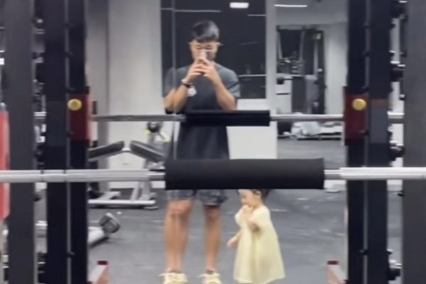 Vợ giám đốc và con gái hiếm hoi lọt ống kính của Xuân Trường, chàng cầu thủ chuẩn bị đón 'đứa con tinh thần' mới