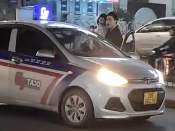 Thanh niên bế đứa trẻ chặn đầu xe, đánh người đi đường trên phố Hà Nội