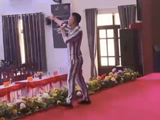 Xôn xao hình ảnh ca sĩ Châu Việt Cường hát cực sung trong trại giam sau khi lĩnh án 13 năm tù vì tội giết người