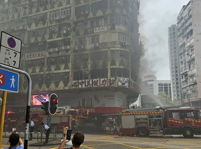 Cháy chung cư ở Hong Kong, ít nhất 5 người chết, 43 người bị thương