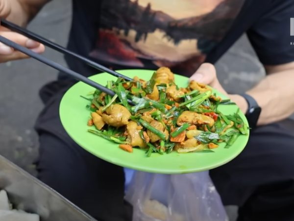 Khách Tây mê lòng lợn xào nghệ, ‘ăn sập’ món ngon ở chợ miền Trung giữa TPHCM