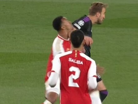CĐV Arsenal đòi đuổi Kane sau tình huống cùi chỏ Gabriel