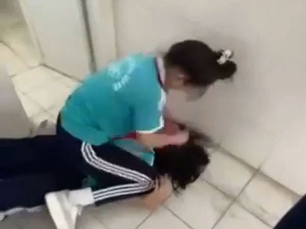 Nói 'đẹp mà chảnh' nữ sinh lớp 8 bị nhóm bạn đánh trong nhà vệ sinh, quay clip