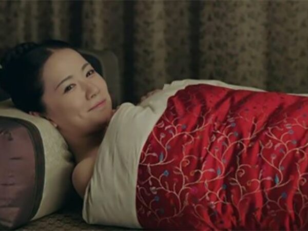 Khi được Hoàng đế chọn 'thị tẩm', tại sao các phi tần phải cởi hết quần áo, quấn chăn kín người?