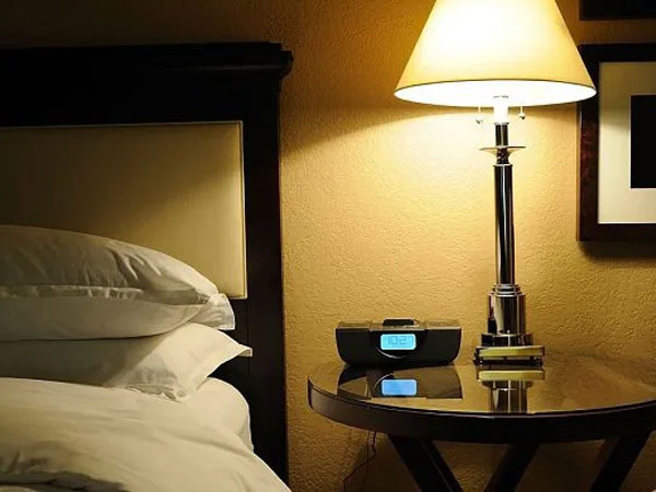 Dù giường lớn hay nhỏ, đừng nên đặt 4 đồ vật này ở đầu giường: Thứ đầu tiên đã rất nhiều người chủ quan