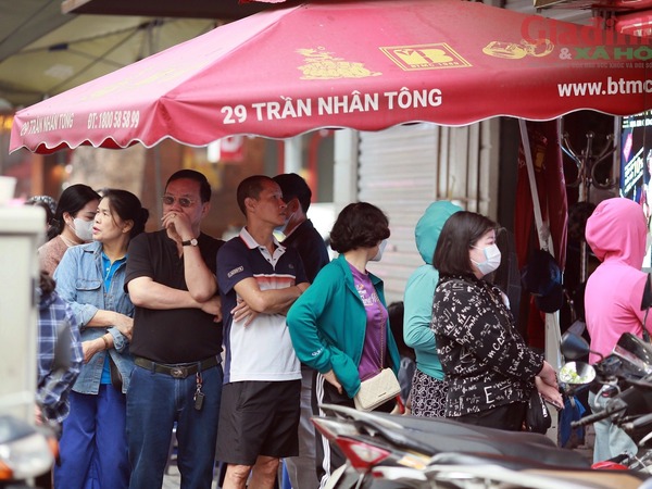 Vàng nhẫn tiến sát 79 triệu đồng/lượng, người dân xếp hàng chờ giao dịch