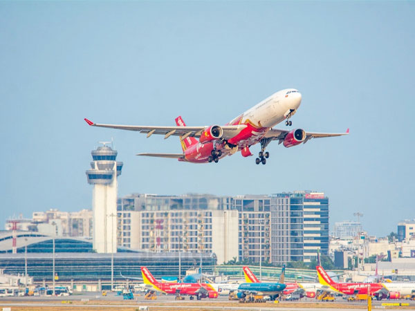 Nghỉ lễ dài ngày, khách mua vé máy bay tăng cao