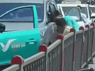 Hai tài xế lao vào đánh nhau trên cầu Kênh Tẻ