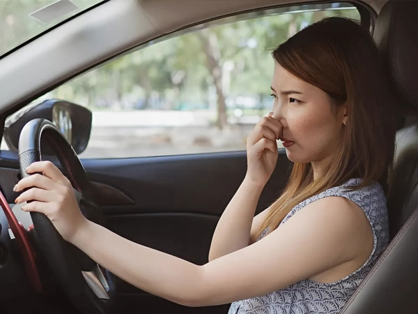 Lái xe lâu năm nhưng nhiều người không biết nút bấm ngăn mùi hôi trong ô tô