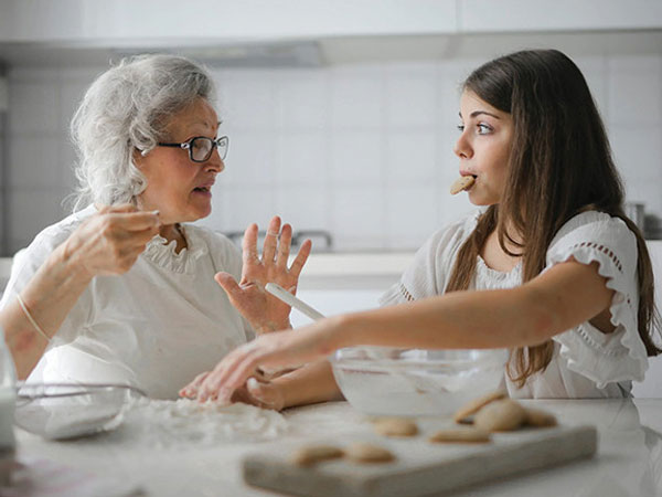 Cư xử 'như bà chủ' với con dâu, mẹ chết lặng khi nhìn tờ giấy dưới ngăn kéo