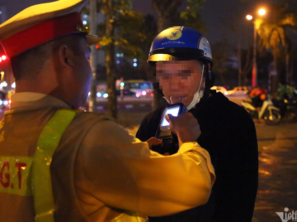 Nể bạn uống nửa lon bia, nam tài xế bị cảnh sát giao thông xử phạt