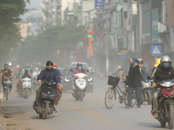 Ô nhiễm không khí vượt ngưỡng, Hà Nội sẽ phun nước rửa đường trở lại
