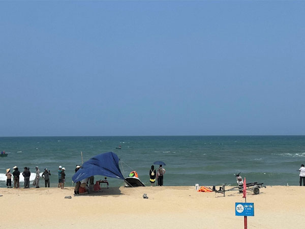 Trăm người tìm kiếm anh em song sinh mất tích khi tắm biển