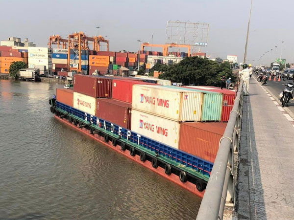 Tàu chở container tải trọng nghìn tấn đứt neo, mắc kẹt dưới gầm cầu