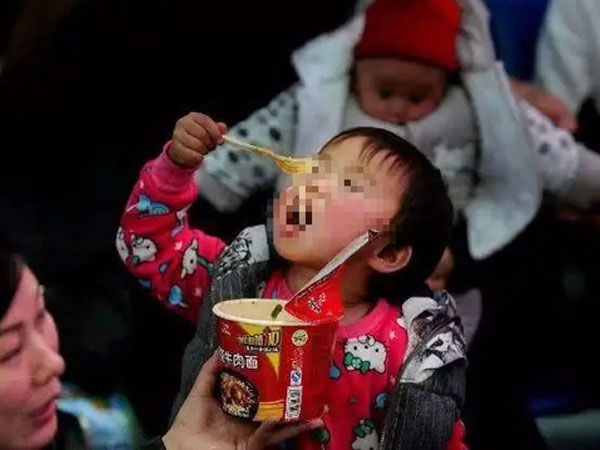 Con ăn mì tôm trên tàu bị hành khách xúm vào mắng nhiếc, ông bố hỏi lại một câu khiến tất cả im bặt