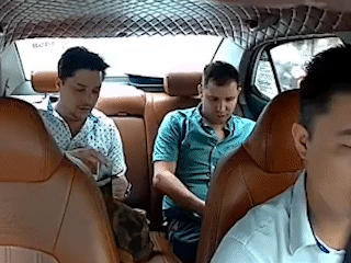 Khách Tây đưa nhầm tờ 500.000 đồng, phản ứng tài xế ở Hà Nội làm 'dậy sóng'
