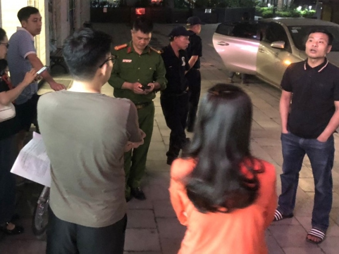 Cư dân tại chung cư Hà Nội Paragon khốn khổ vì bị cắt nước, dừng dịch vụ