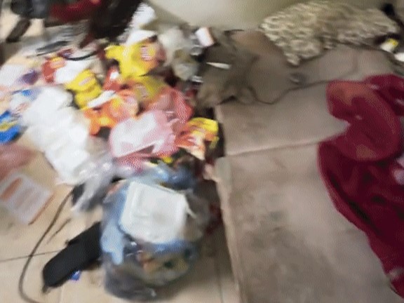 Nam sinh ngủ ngon lành trong phòng trọ không khác gì bãi rác, cư dân mạng phải thốt lên: 'Vậy cũng sống được luôn?'