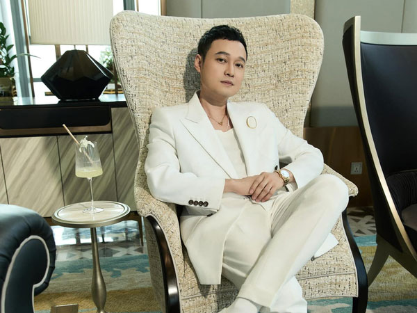 'Hoàng tử Vbiz' đẹp trai, giàu có, tuổi 42 không vợ con, đời tư bí ẩn nhất nhì showbiz Việt