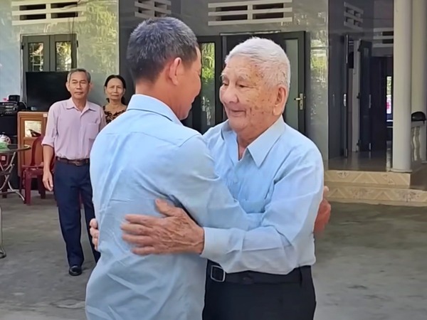 Anh em đồng lòng giúp cha 94 tuổi tìm lại con trai riêng sau 50 năm thất lạc