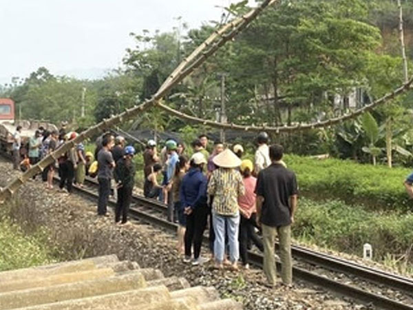 Hai chị em gái tử vong khi đi xe đạp điện băng qua đường sắt