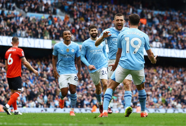Man City chiếm ngôi đầu, Man United bị hất văng Top 6