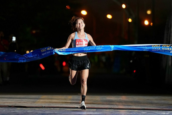 Phạm Thị Hồng Lệ phá kỷ lục giải bán marathon hàng đầu Việt Nam