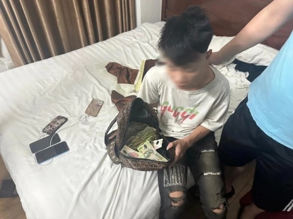 Bắt nam thanh niên lấy trộm hòm phúng viếng trong đám ma