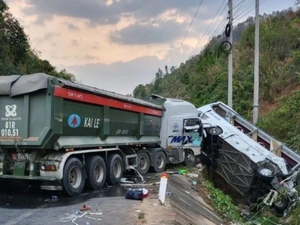 Vụ xe khách va chạm ô tô tải, 25 người thương vong: Vợ chồng bác sỹ cứu người trên đường đi công tác