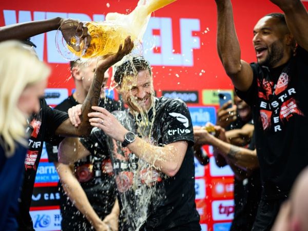 Xabi Alonso tắm bia, Bay Arena vỡ sân sau chức vô địch đầy cảm xúc của Leverkusen